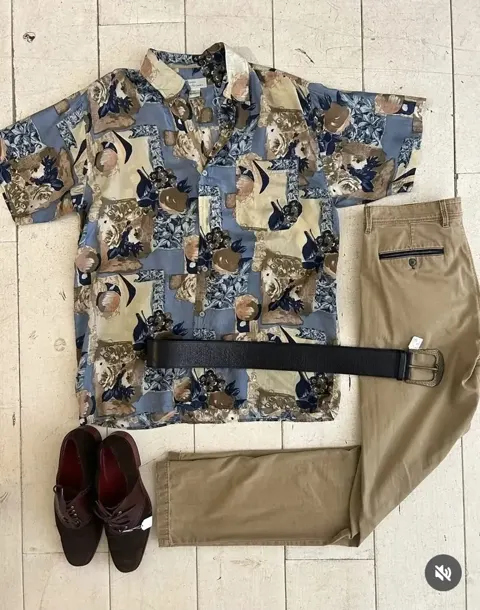 Flatlay van een vintage overhemd, Gardeur broek, zwarte leren riem en donkerbruine derby’s van glad leer en suède.