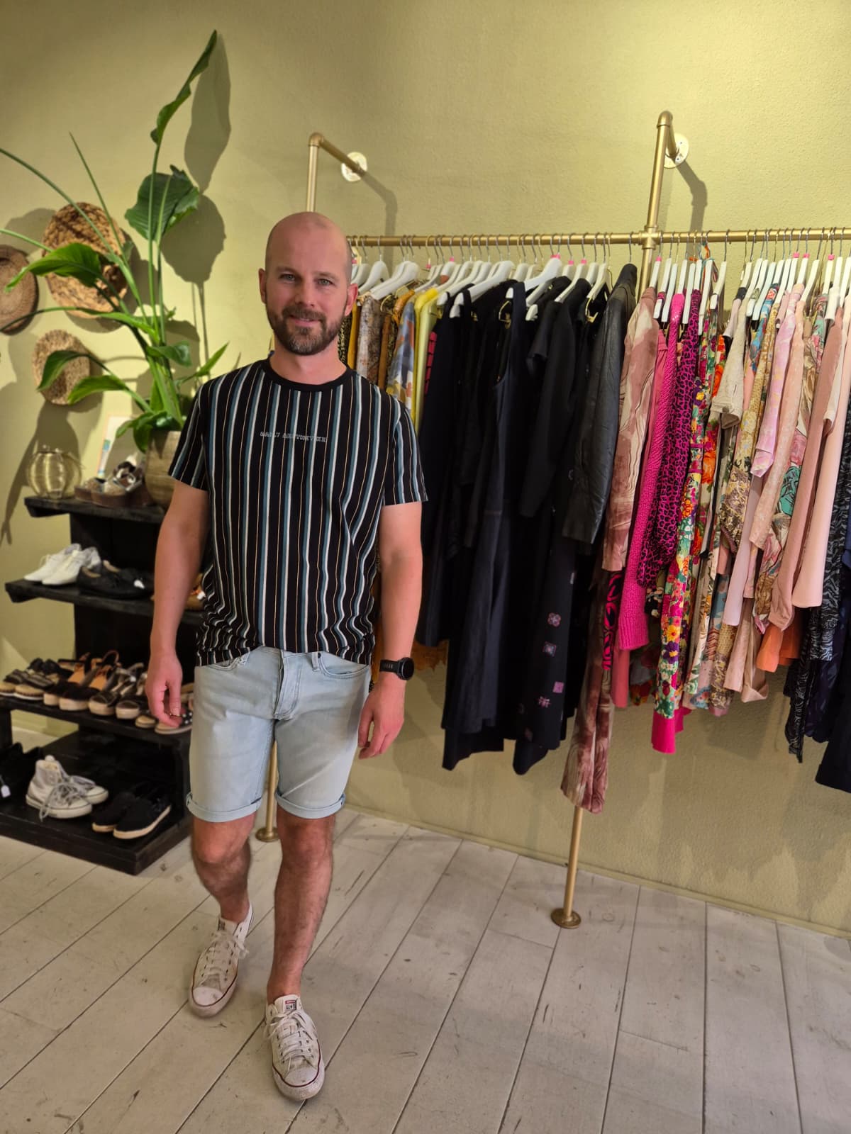 Collega draagt het gestreepte DAZ-shirt met lichte Denham-denim short in de winkel van Felicità.